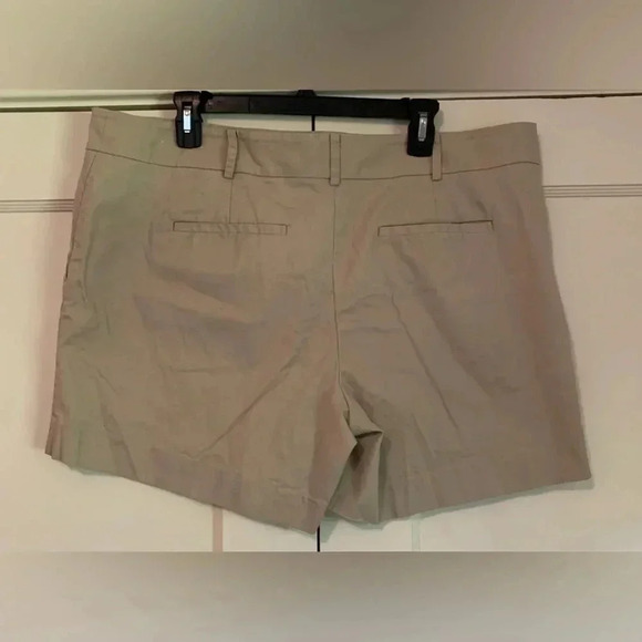 Ann Taylor Khaki 5” Shorts - Picture 3 of 4